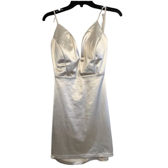 Windsor Dresses & Skirts - 🌟 Windsor White Mini Dress - NWT 🌟